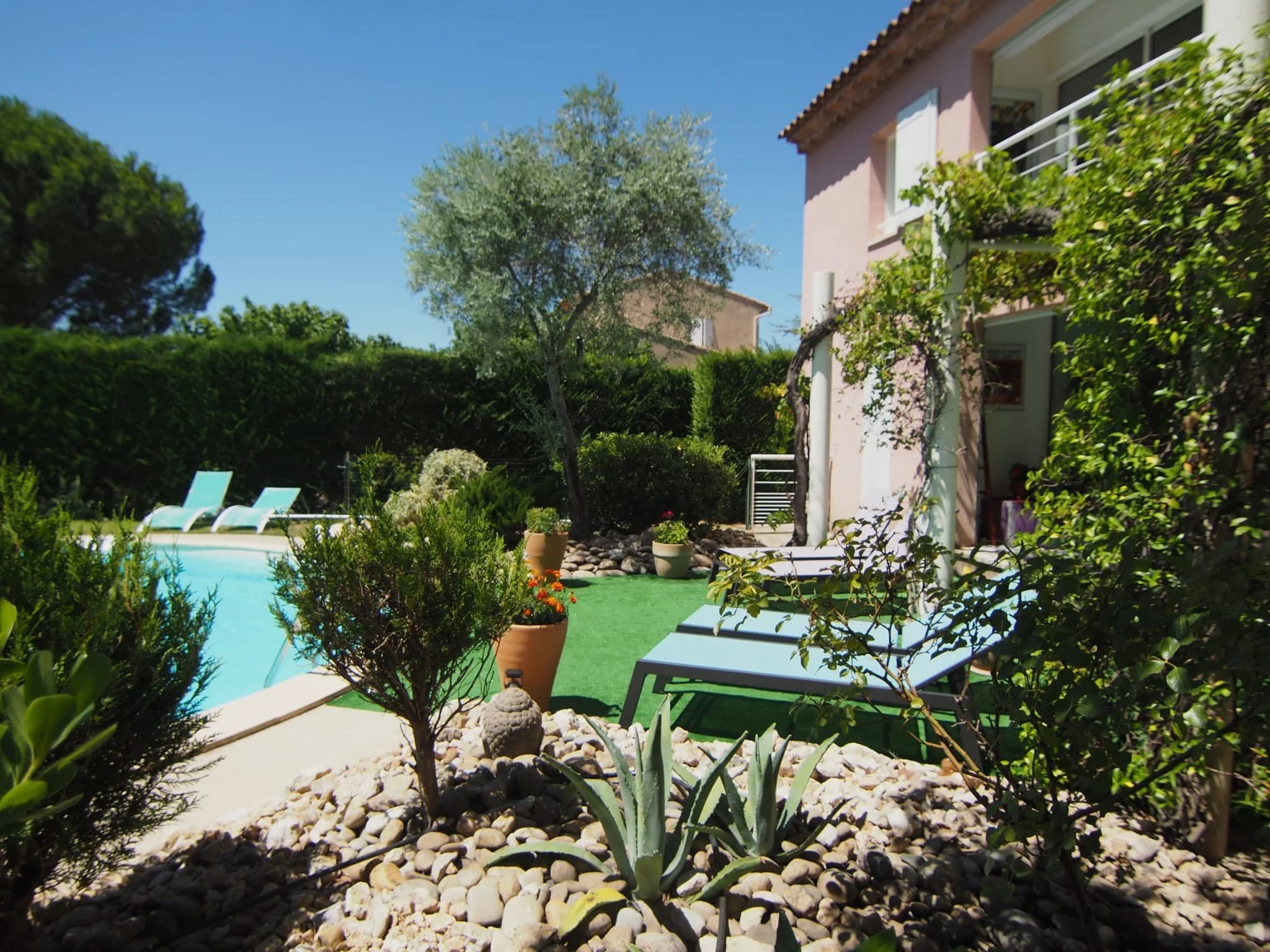 Présentation de l'intérieur et du jardin de notre villa provençale